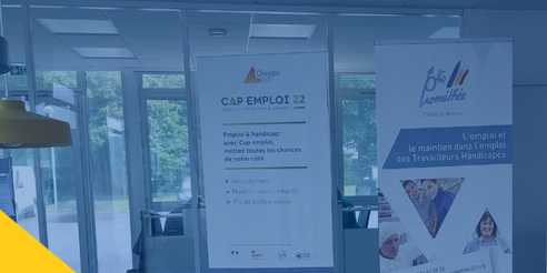 Image montrant les 2 kakémonos celui de Cap emploi 22 et celui d'Ohé Prométhée Côtes d'Armor dans les locaux d'Ohé Prométhée